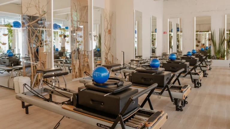 Clase de Pilates Reformer en estudio The Fit Pilates