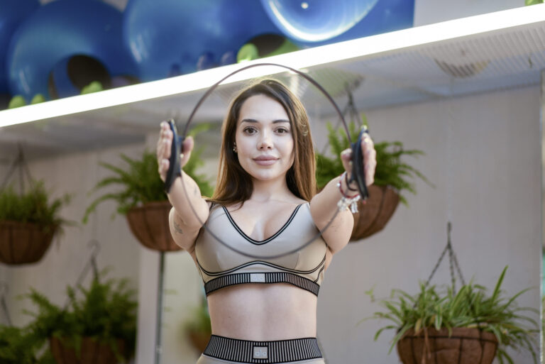 Instructor guiando una clase de Pilates en The Fit Academy